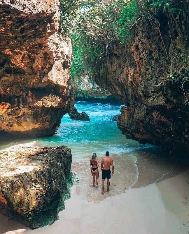 Suluban Beach Bali Car Driver Cheap Car Rental in bali (1)